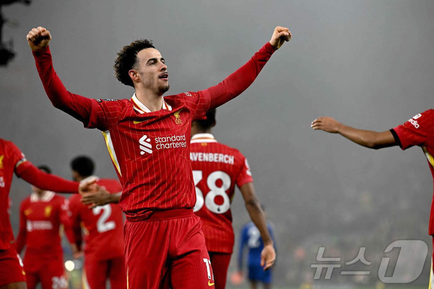 본문 이미지 - 리버풀이 27일(한국시간) 열린 2024-25 EPL 18라운드 레스터 시티와 홈 경기에서 3-1로 이겼다. 사진은  결승 골의 주인공이 된 커티스 존스. ⓒ AFP=뉴스1