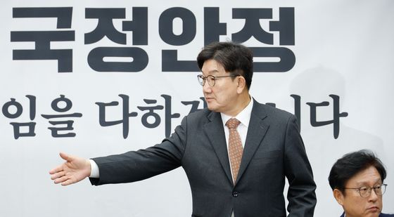 권성동 '국정안정 방향은?'