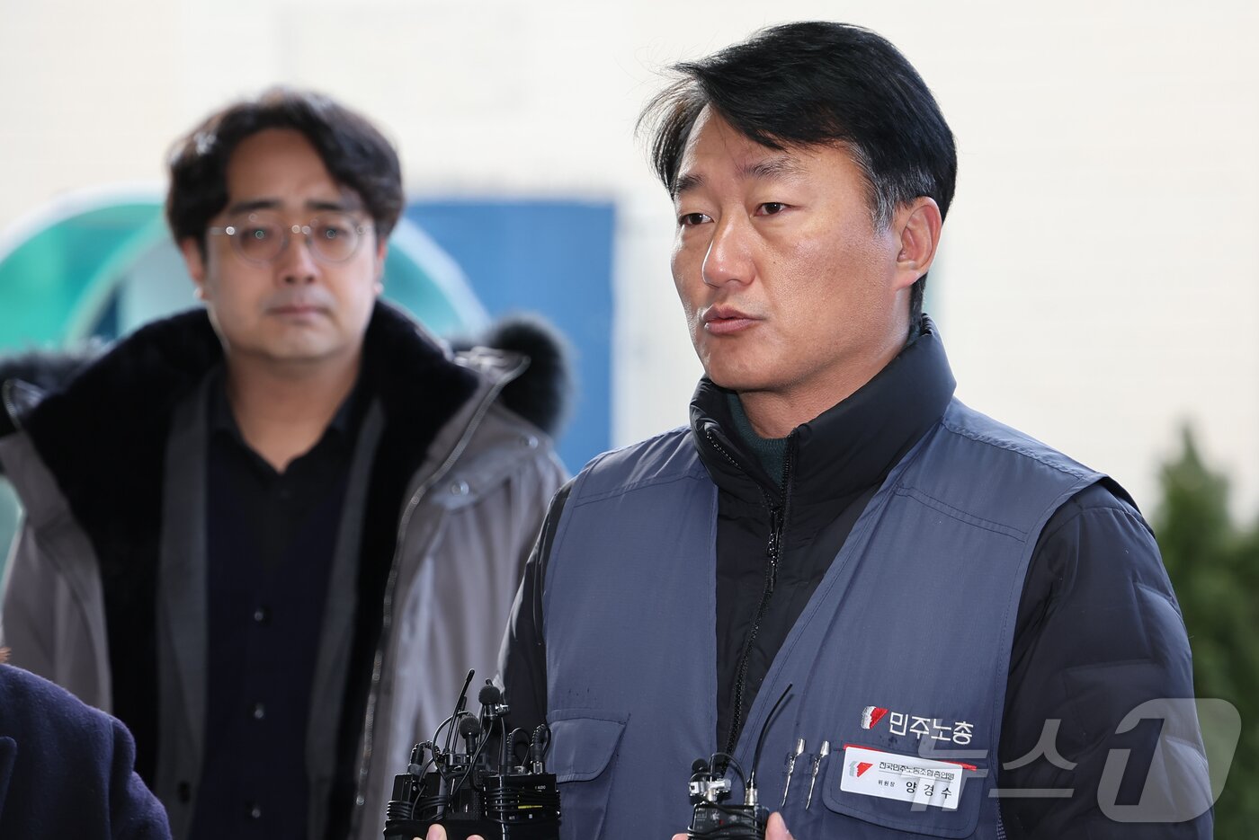 본문 이미지 - 불법 집회 개최 혐의로 2024년 12월 27일 서울 용산경찰서에 출석한 양경수 민주노총 위원장. 2024.12.27 ⓒ 뉴스1 김도우 기자