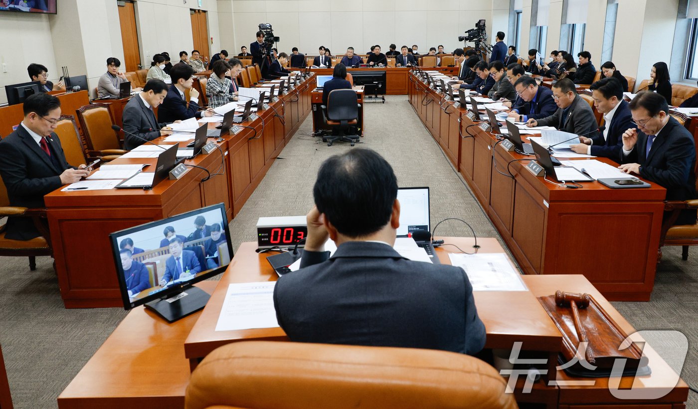 송언석 국회 기획재정위원회 위원장과 위원들이 27일 서울 여의도 국회에서 액상형 전자담배 규제 논의를 위해 열린 담배사업법 일부개정법률안에 대한 공청회에 참석해 표희수 국제특성분석연구소 소장 진술을 듣고 있다. 2024.12.27/뉴스1 ⓒ News1 안은나 기자