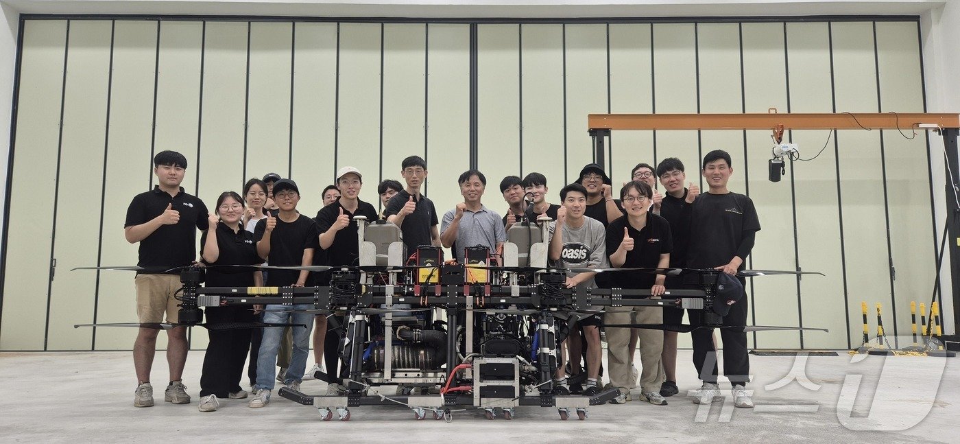 본문 이미지 - 호버바이크 연구진이 기념촬영을 하고 있다. (KAIST 제공)/뉴스1