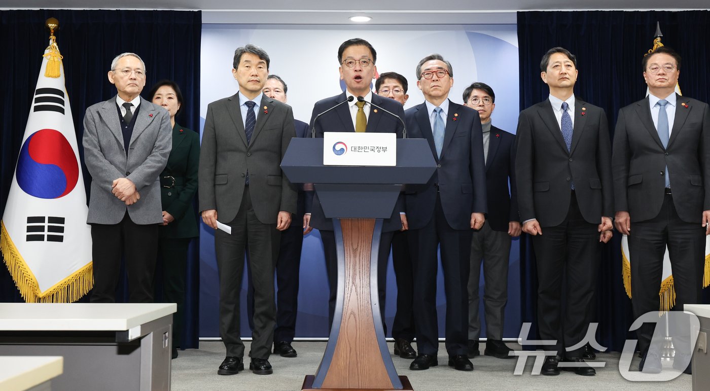 본문 이미지 - 최상목 경제부총리 겸 기획재정부 장관이 27일 서울 종로구 정부서울청사에 서 국무위원 간담회 후 입장발표를 하고 있다. 국회는 오늘 본회의를 열고 한덕수 대통령 권한대행 국무총리에 대한 탄핵소추안 표결을 진행할 예정이다. 2024.12.27/뉴스1 ⓒ News1 허경 기자