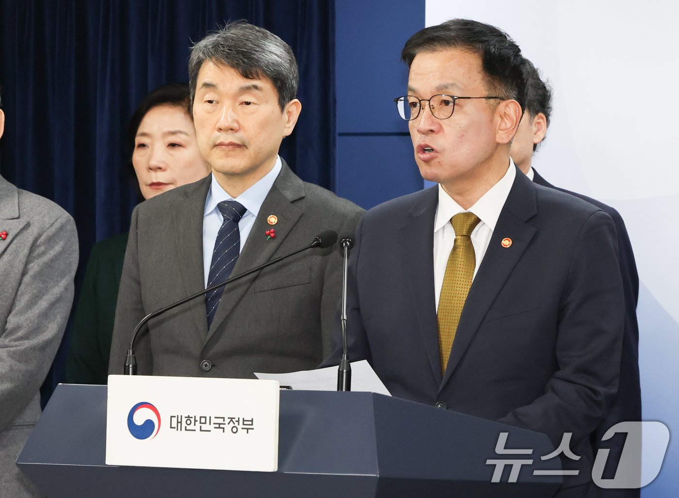 본문 이미지 - 최상목 경제부총리 겸 기획재정부 장관이 27일 서울 종로구 정부서울청사에 서 국무위원 간담회 후 긴급 입장문을 발표하고 있다. 국회는 오늘 본회의를 열고 한덕수 대통령 권한대행 국무총리에 대한 탄핵소추안 표결을 진행할 예정이다. 2024.12.27/뉴스1 ⓒ News1 허경 기자
