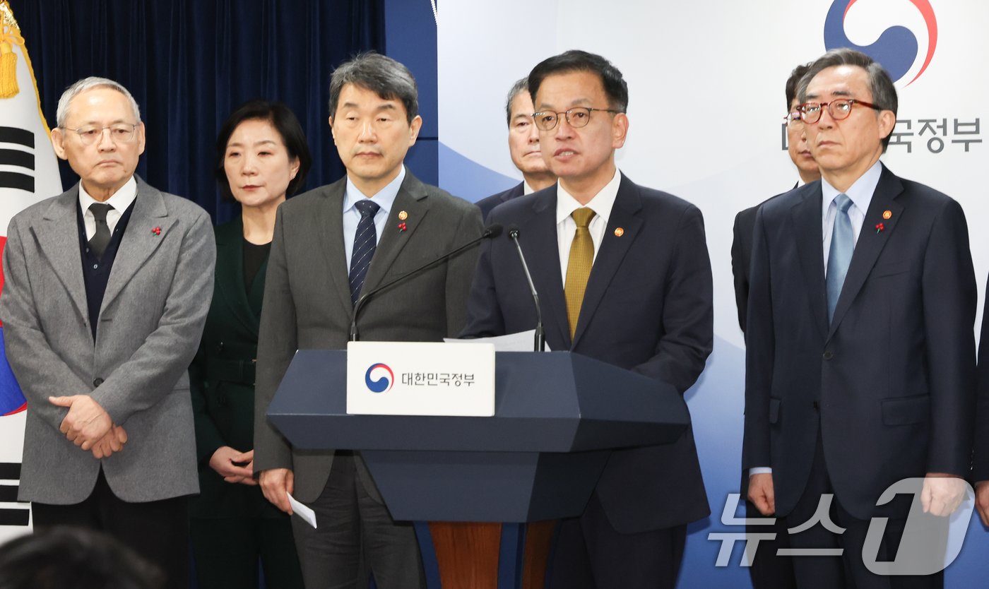 본문 이미지 - 최상목 경제부총리 겸 기획재정부 장관이 27일 서울 종로구 정부서울청사에 서 국무위원 간담회 후 긴급 입장문을 발표하고 있다. 국회는 오늘 본회의를 열고 한덕수 대통령 권한대행 국무총리에 대한 탄핵소추안 표결을 진행할 예정이다. 2024.12.27/뉴스1 ⓒ News1 허경 기자