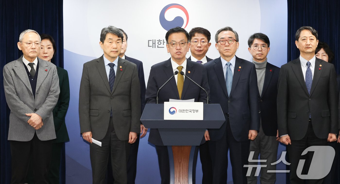 본문 이미지 - 최상목 경제부총리 겸 기획재정부 장관이 27일 서울 종로구 정부서울청사에 서 국무위원 간담회 후 긴급 입장문을 발표하고 있다. 국회는 오늘 본회의를 열고 한덕수 대통령 권한대행 국무총리에 대한 탄핵소추안 표결을 진행할 예정이다. 2024.12.27/뉴스1 ⓒ News1 허경 기자