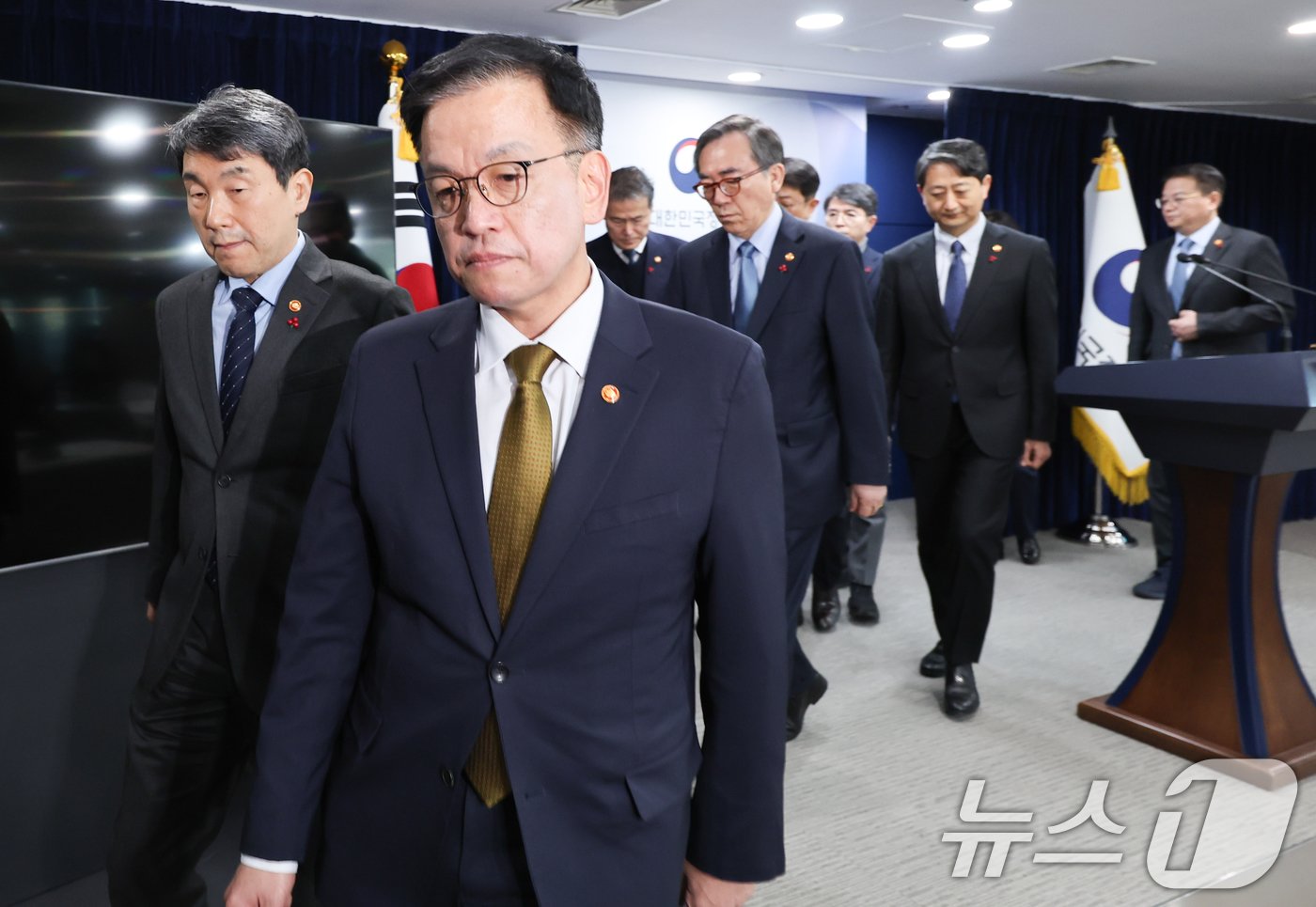 본문 이미지 - 최상목 경제부총리 겸 기획재정부 장관이 27일 서울 종로구 정부서울청사에 서 국무위원 간담회 후 긴급 입장문을 발표한 뒤 국무위원들과 함께 브리핑실을 나서고 있다. 국회는 오늘 본회의를 열고 한덕수 대통령 권한대행 국무총리에 대한 탄핵소추안 표결을 진행할 예정이다. 2024.12.27/뉴스1 ⓒ News1 허경 기자