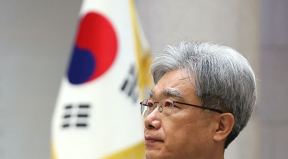 국민의례하는 김상환 대법관