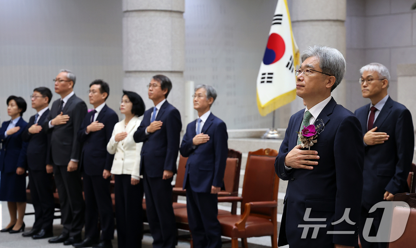 (서울=뉴스1) 김진환 기자 = 김상환 대법관이 27일 오전 서울 서초구 대법원에서 열린 퇴임식에서 국민의례를 하고 있다.김상환 대법관은 대전 출신으로 서울중앙지법 영장전담 부장판 …