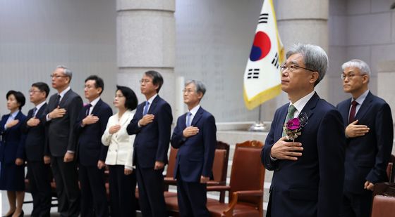 퇴임식에서 국민의례하는 김상환 대법관