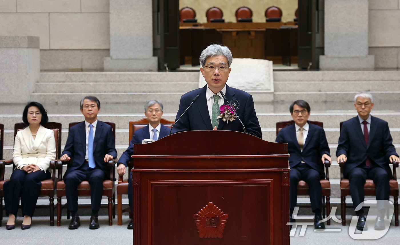 (서울=뉴스1) 김진환 기자 = 김상환 대법관이 27일 오전 서울 서초구 대법원에서 열린 퇴임식에서 퇴임사를 하고 있다.김상환 대법관은 대전 출신으로 서울중앙지법 영장전담 부장판사 …