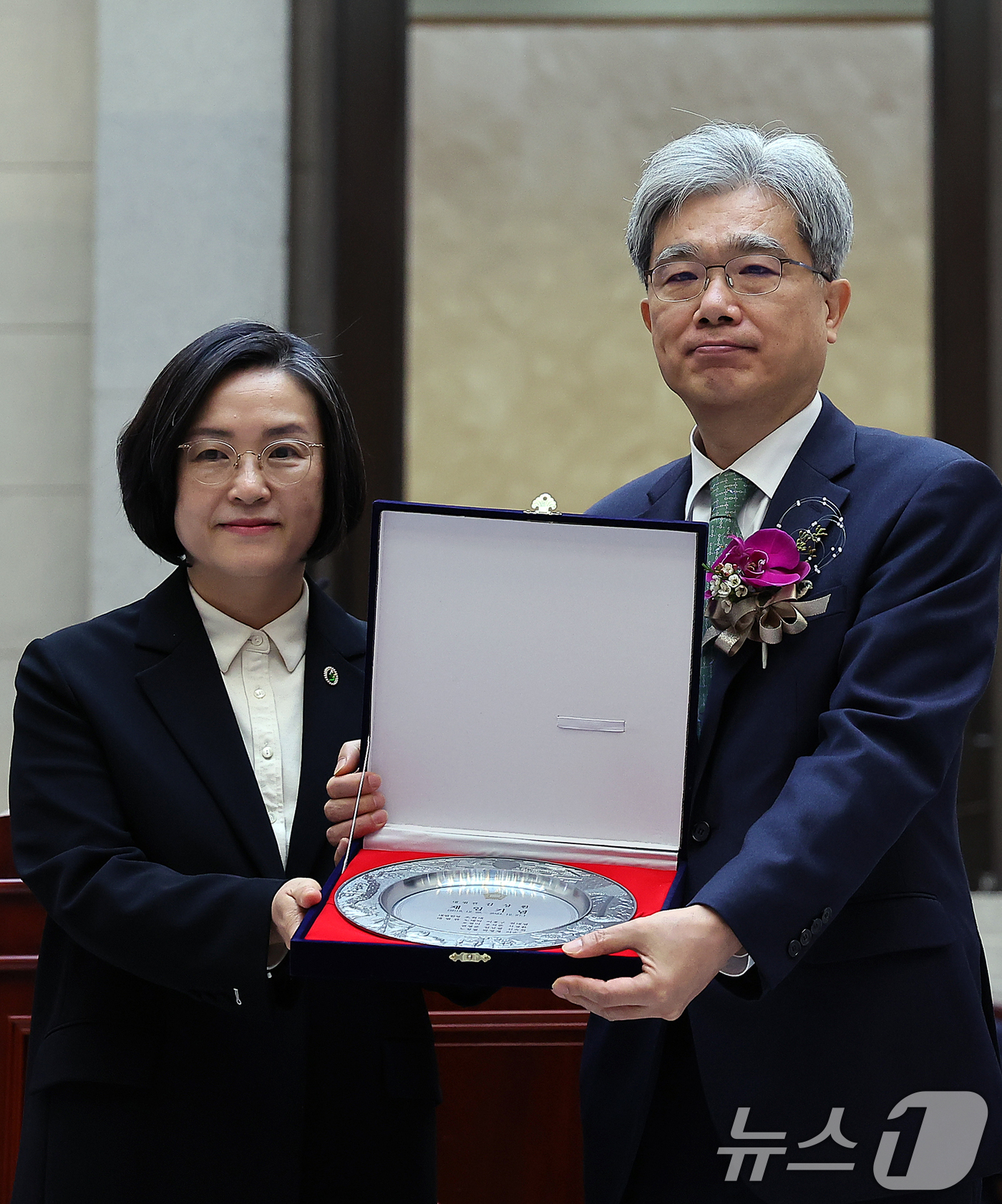 (서울=뉴스1) 김진환 기자 = 김상환 대법관이 27일 오전 서울 서초구 대법원에서 열린 퇴임식에서 재임 기념 감사패를 받은 뒤 기념 촬영을 하고 있다.김상환 대법관은 대전 출신으 …