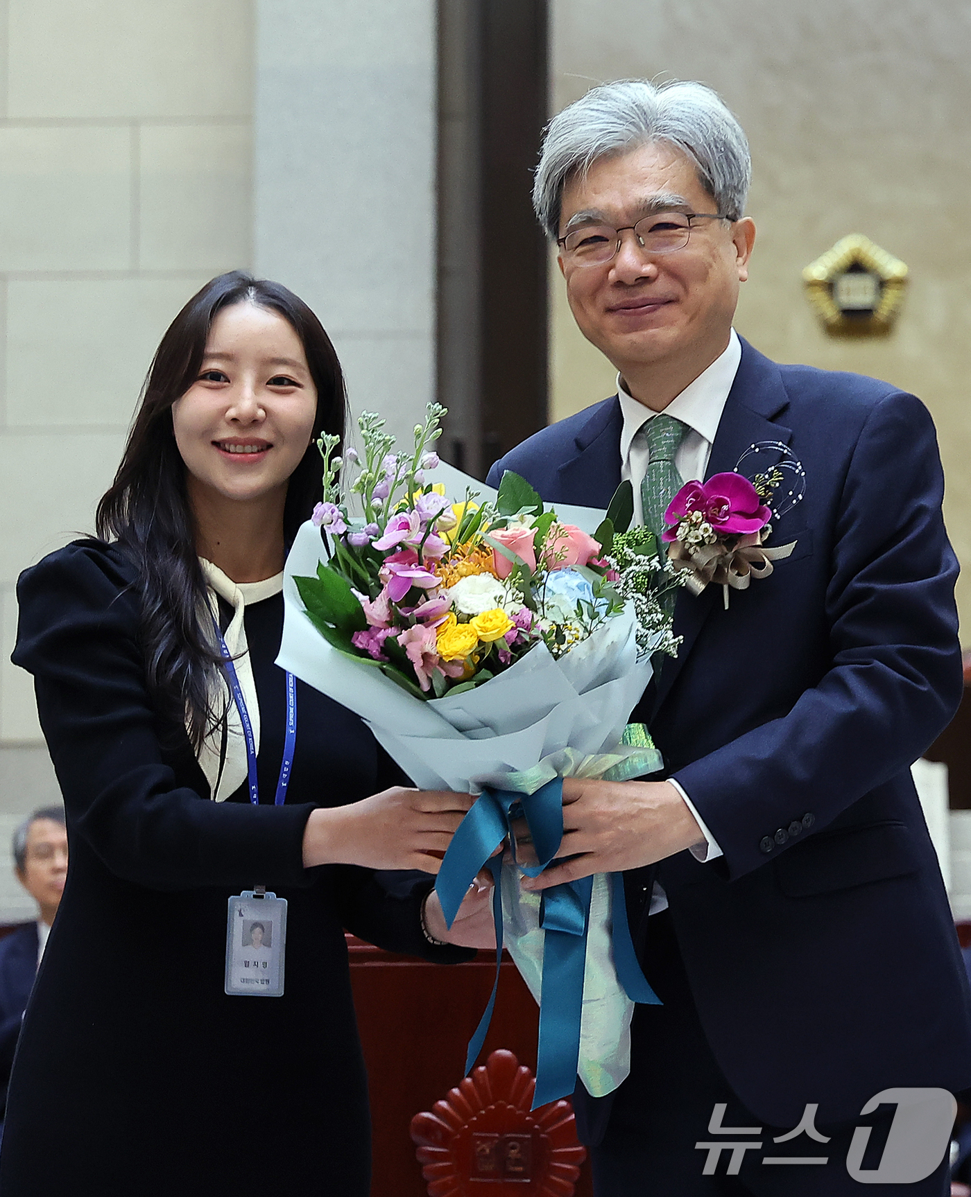 (서울=뉴스1) 김진환 기자 = 김상환 대법관이 27일 오전 서울 서초구 대법원에서 열린 퇴임식에서 꽃다발을 받은 뒤 기념 촬영을 하고 있다.김상환 대법관은 대전 출신으로 서울중앙 …