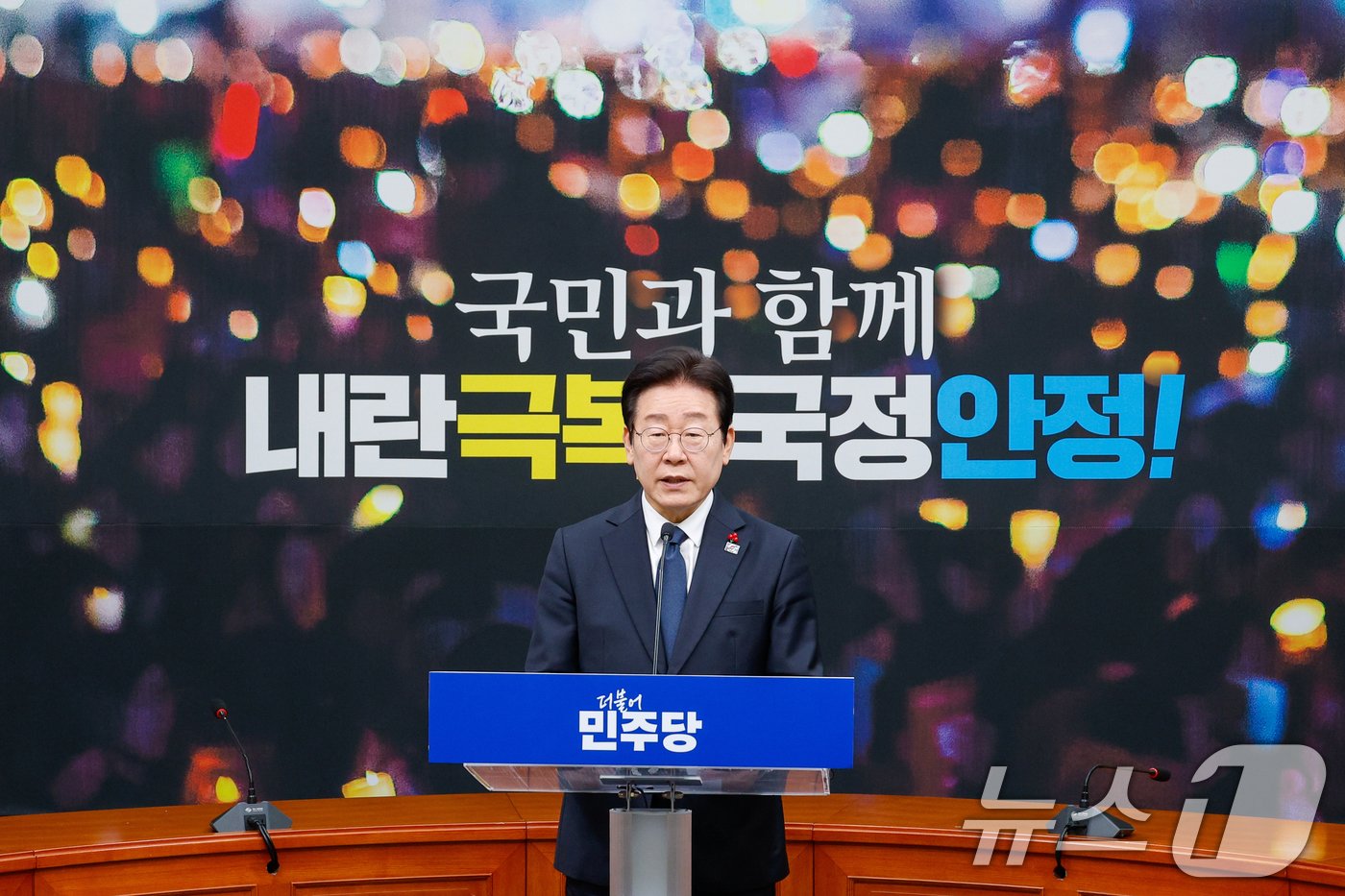 본문 이미지 - 이재명 더불어민주당 대표가 27일 서울 여의도 국회에서 내란사태 관련 대국민 성명을 발표하고 있다. 2024.12.27/뉴스1 ⓒ News1 안은나 기자