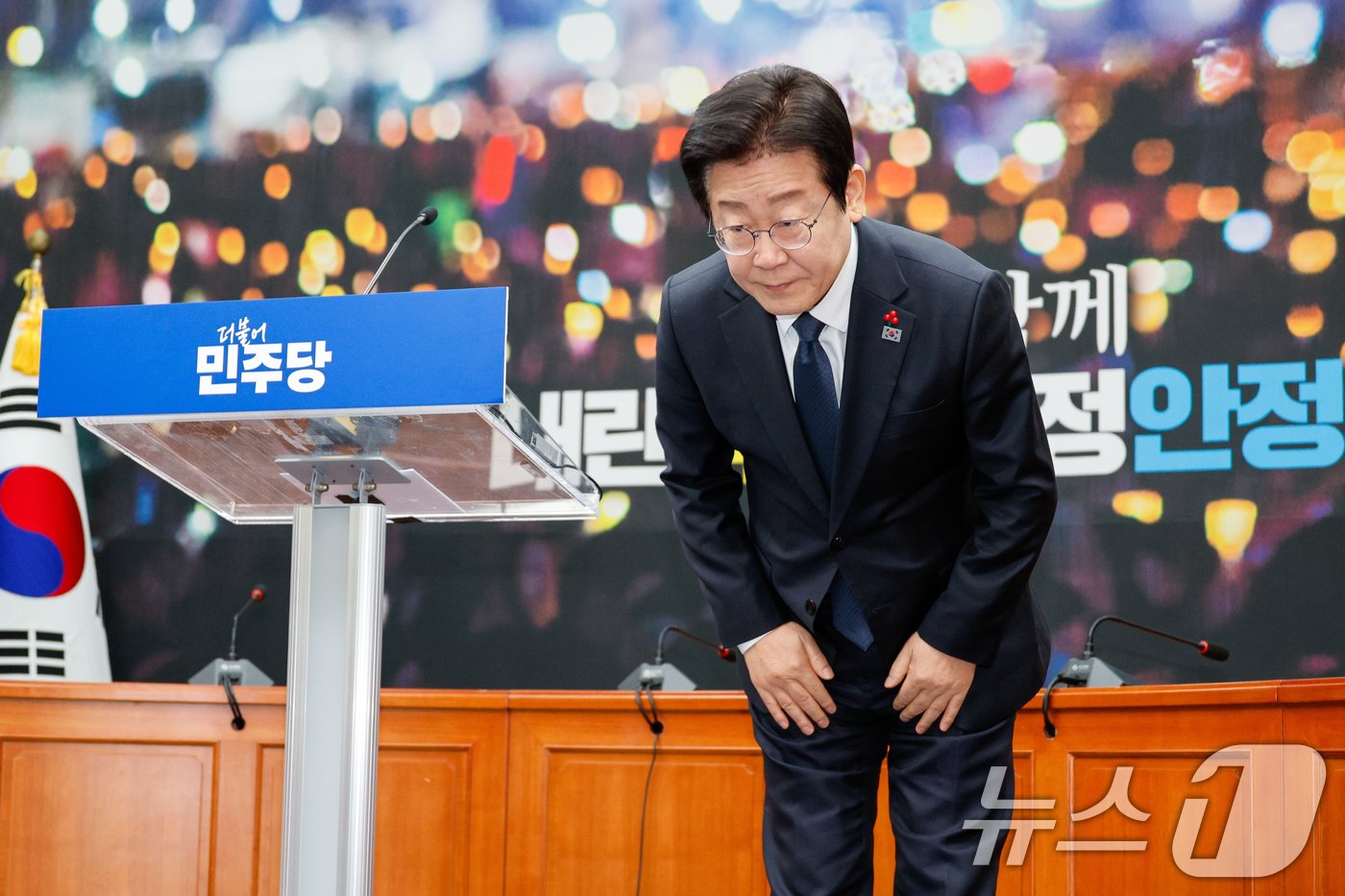 본문 이미지 - 이재명 더불어민주당 대표가 27일 서울 여의도 국회에서 내란사태 관련 대국민 성명을 발표하기 전 인사하고 있다. 2024.12.27/뉴스1 ⓒ News1 안은나 기자