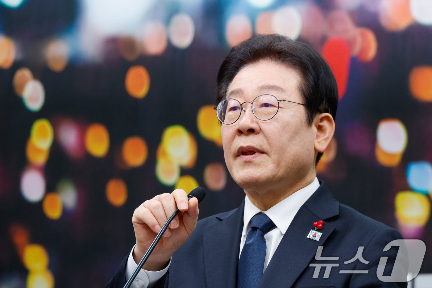 본문 이미지 - 이재명 더불어민주당 대표가 27일 서울 여의도 국회에서 내란사태 관련 대국민 성명을 발표하고 있다. 2024.12.27/뉴스1 ⓒ News1 안은나 기자