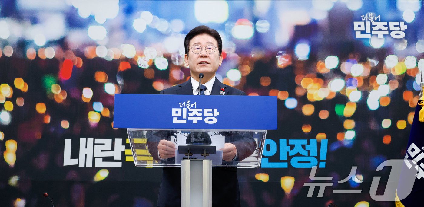 본문 이미지 - 이재명 더불어민주당 대표가 27일 서울 여의도 국회에서 내란사태 관련 대국민 성명을 발표하고 있다. 2024.12.27/뉴스1 ⓒ News1 안은나 기자