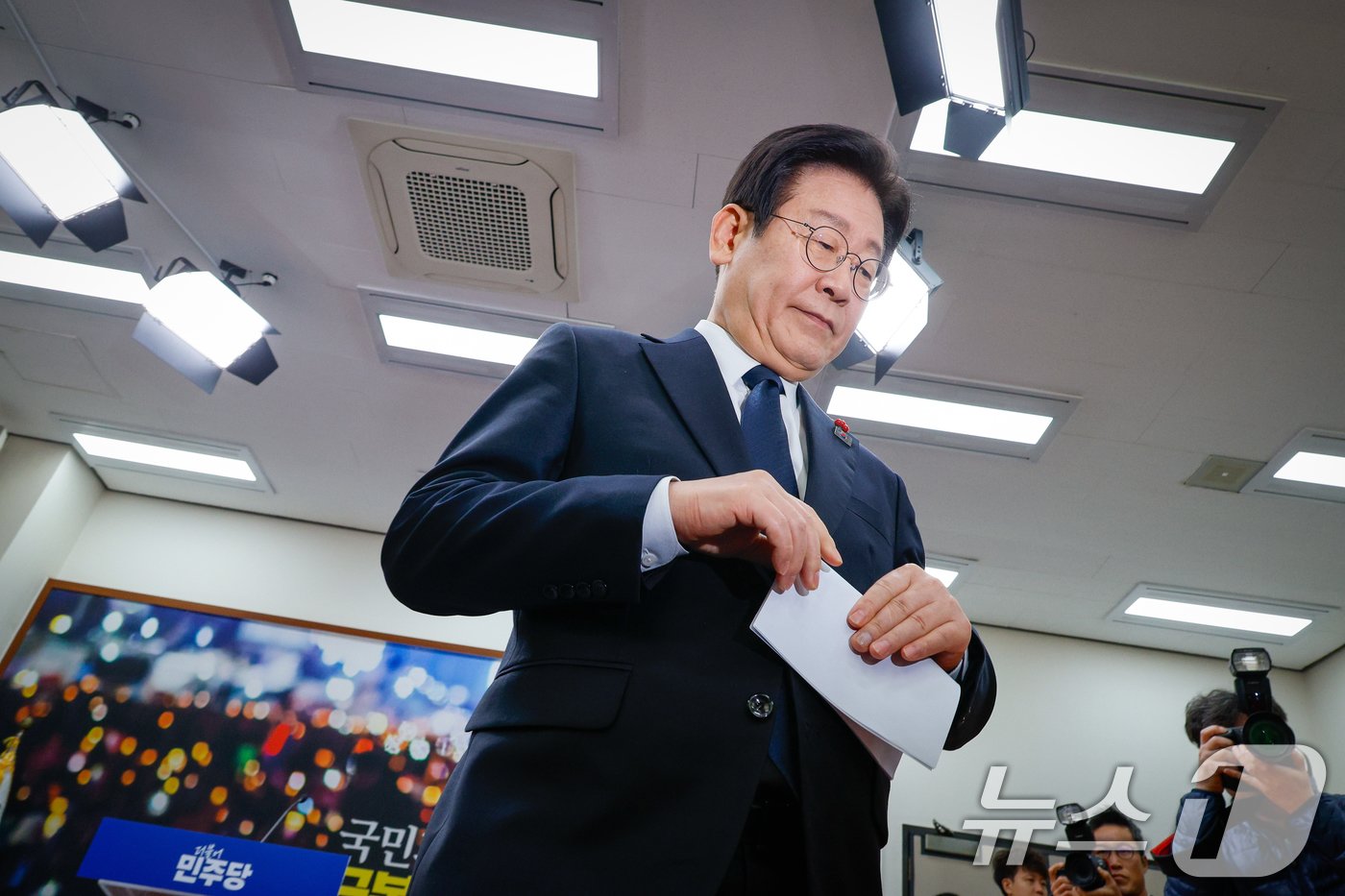 본문 이미지 - 이재명 더불어민주당 대표가 27일 서울 여의도 국회에서 내란사태 관련 대국민 성명 발표를 마친 뒤 퇴장하고 있다. 2024.12.27/뉴스1 ⓒ News1 안은나 기자