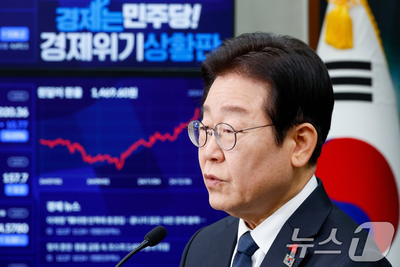 본문 이미지 - 이재명 더불어민주당 대표가 27일 서울 여의도 국회에서 내란사태 관련 대국민 성명을 발표하고 있다. 2024.12.27/뉴스1 ⓒ News1 안은나 기자