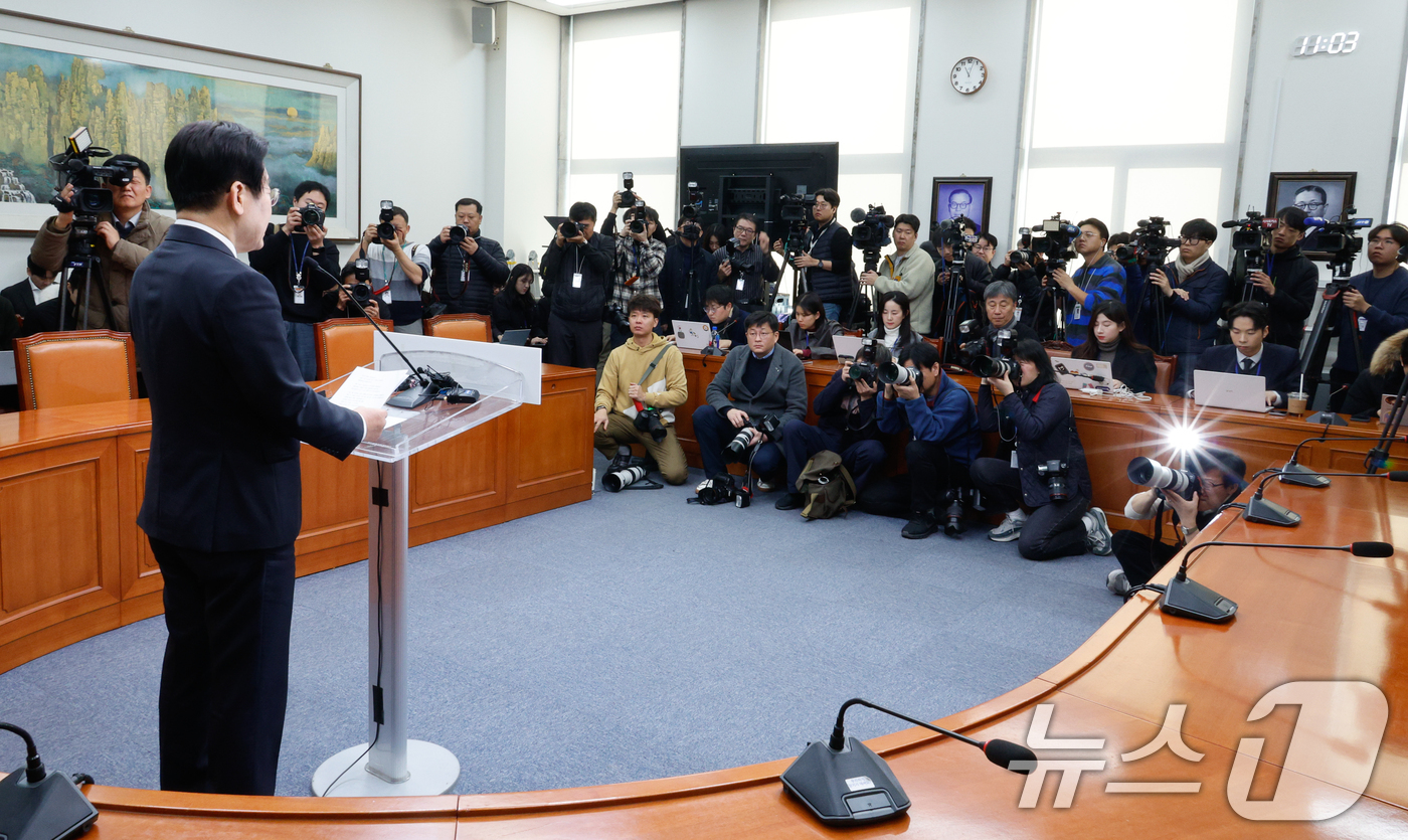 (서울=뉴스1) 안은나 기자 = 이재명 더불어민주당 대표가 27일 서울 여의도 국회에서 내란사태 관련 대국민 성명을 발표하고 있다. 2024.12.27/뉴스1