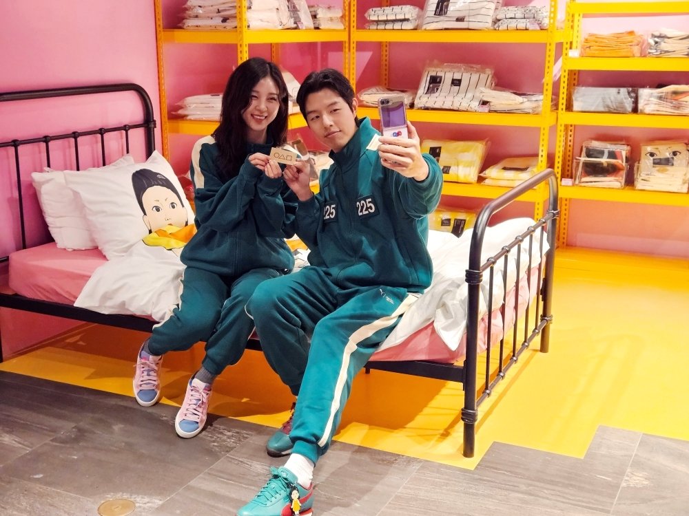 본문 이미지 - 신세계백화점 강남점 '오징어 게임' 시즌2 팝업 굿즈스토어(신세계 제공)