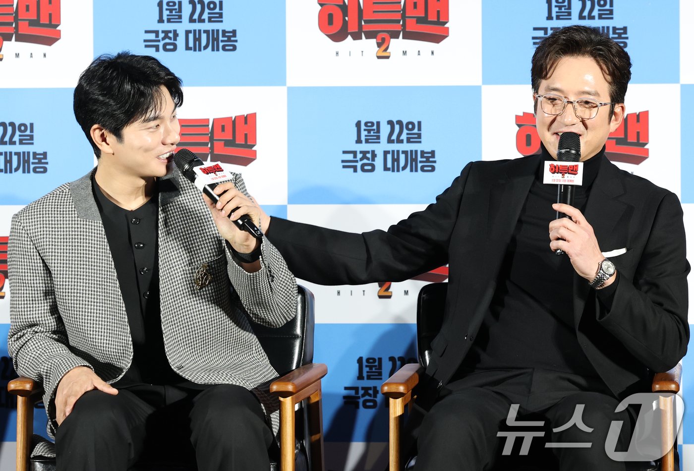 배우 정준호&#40;오른쪽&#41;가 27일 서울 용산구 CGV 용산점에서 열린 영화 &#39;히트맨2&#39; 제작보고회에 참석해 후배 이이경을 칭찬하고 있다. &#39;히트맨2&#39;는 대히트 흥행 작가에서 순식간에 &#39;뇌절작가&#39;로 전락한 &#39;준&#39;&#40;권상우 분&#41;이 야심차게 선보인 신작 웹툰을 모방한 테러가 발생하고, 하루아침에 범인으로 몰리면서 벌어지는 코믹 액션 영화이다. 2024.12.27/뉴스1 ⓒ News1 권현진 기자