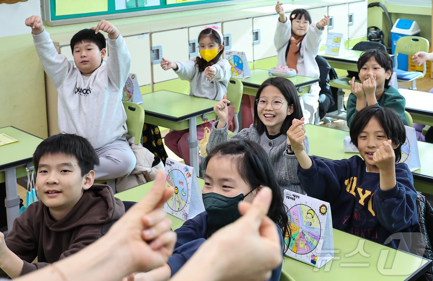 27일 서울 구로구 개봉초등학교에서 열린 겨울방학식에서 3학년 학생들이 선생님과 인사를 나누고 있다. 2024.12.27/뉴스1 ⓒ News1 김도우 기자