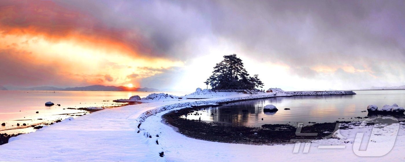 본문 이미지 - 장흥 소등섬의 일몰 모습.(장흥군 제공) 2024.12.29