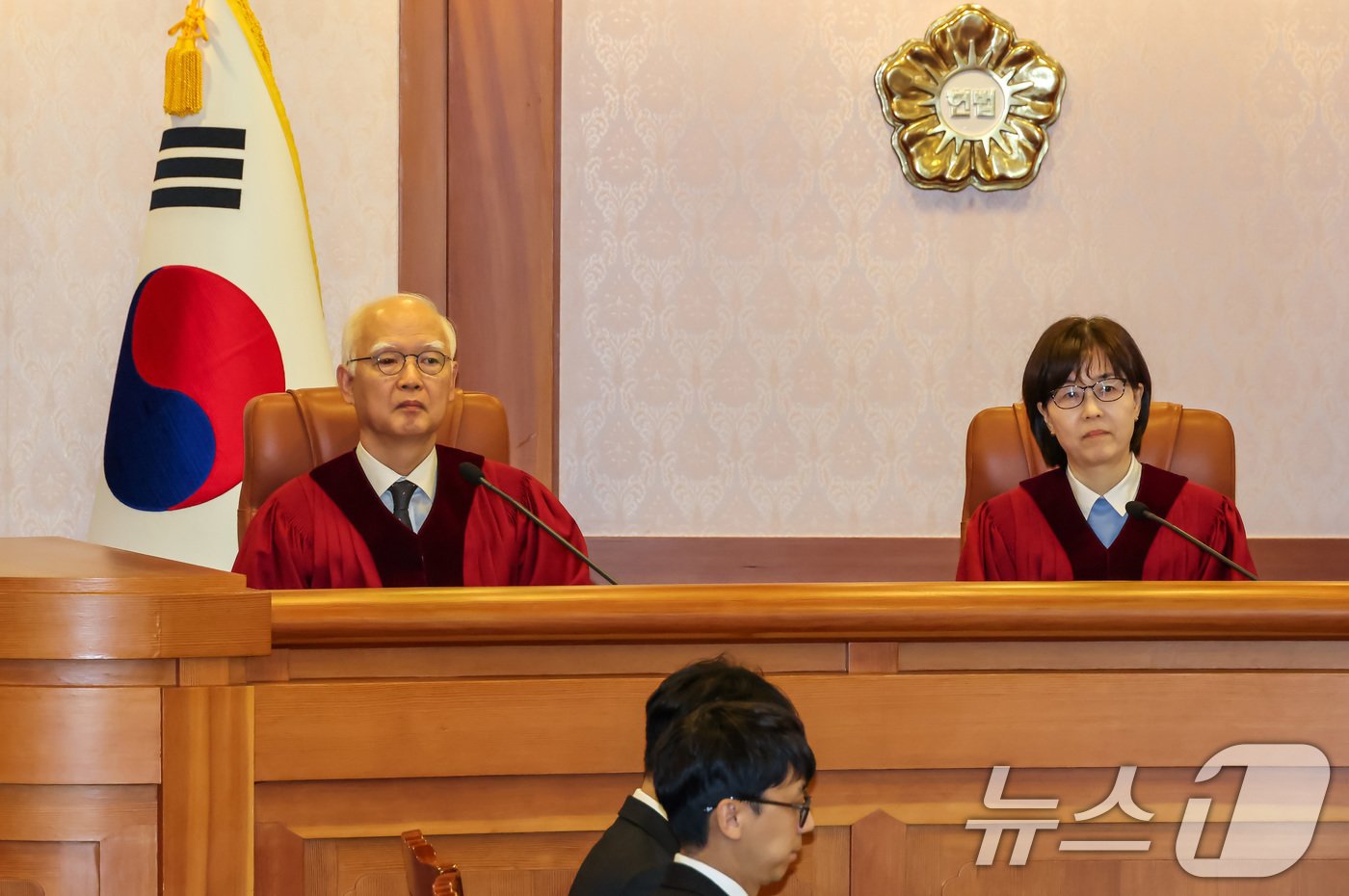 본문 이미지 - 정형식(왼쪽), 이미선 헌법재판관이 27일 서울 종로구 헌법재판소 소심판정에서 윤석열 대통령 탄핵 심판 첫 변론준비기일에 참석해 있다. (공동취재) 2024.12.27/뉴스1 ⓒ News1 박지혜 기자