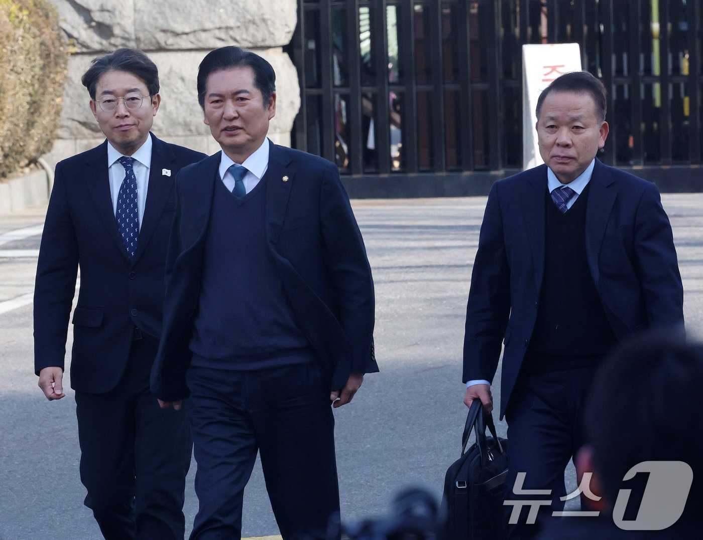 본문 이미지 - 정청래 국회 탄핵소추단장 및 변호인단이 27일 서울 종로구 헌법재판소 소심판정에서 열리는 윤석열 대통령 탄핵심판 사건 변론준비기일에 출석하고 있다. (공동취재) 2024.12.27/뉴스1 ⓒ News1 박지혜 기자