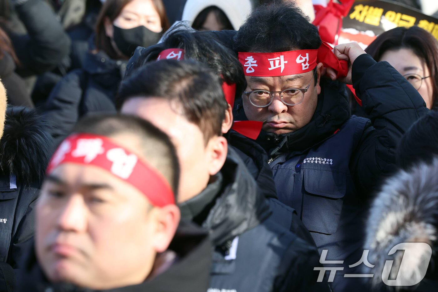본문 이미지 - 서울 종로구 정부서울청사 금융위원회 앞에서 열린 금융노조 총파업 집회에서 한 참가자가 머리띠를 두르고 있다.&#40;사진은 기사 내용과 무관함&#41; 2024.12.27/뉴스1 ⓒ News1 황기선 기자