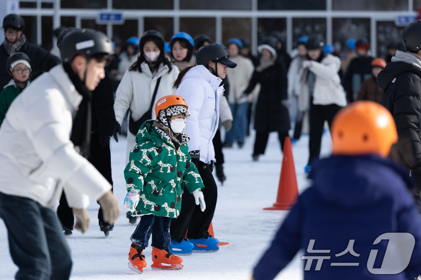 (서울=뉴스1) 이승배 기자 = 서울 아침 기온이 영하 7도로 떨어진 27일 오후 서울 중구 서울광장 스케이트장을 찾은 시민들과 관광객들이 스케이트를 즐기고 있다. 2024.12. …