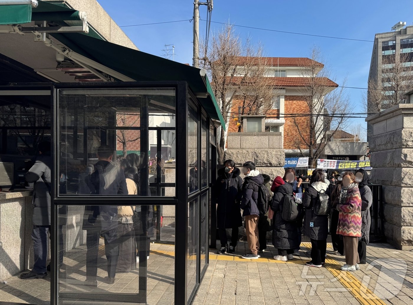 윤석열 대통령의 탄핵심판 변론준비기일이 열리는 27일 오후 헌법재판소 안내실 앞에 방청권을 받기 위해 사람들이 줄을 서서 대기하고 있다. / 뉴스1 이강 기자