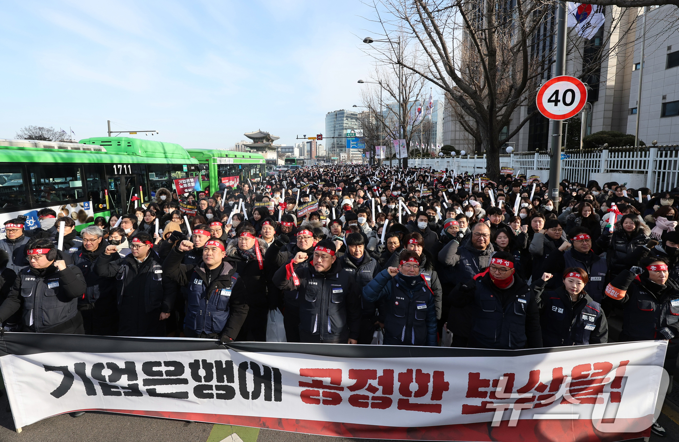 (서울=뉴스1) 황기선 기자 = IBK기업은행 노동조합원들이 27일 서울 종로구 정부서울청사 금융위원회 앞에서 열린 총파업 집회에서 구호를 외치고 있다.기업은행 노조가 총파업을 단 …