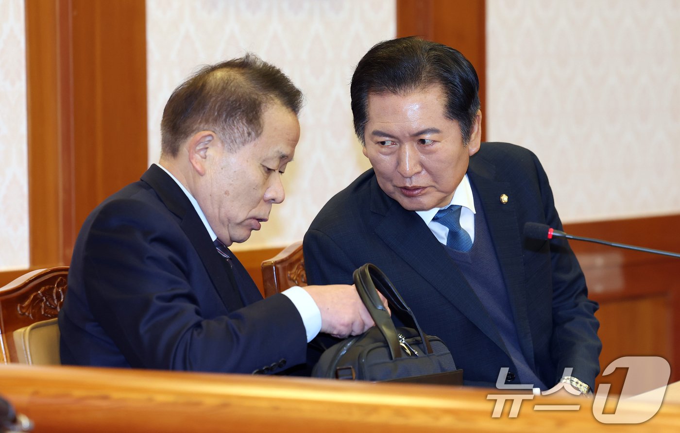 정청래 국회 법사위원장이 27일 서울 종로구 헌법재판소 소심판정에서 열린 윤석열 대통령 탄핵 심판 첫 변론준비기일에 참석해 국회 측 소추 대리인단 공동대표인 김이수 전 헌법재판관과 대화하고 있다. &#40;공동취재&#41; 2024.12.27/뉴스1 ⓒ News1 박지혜 기자