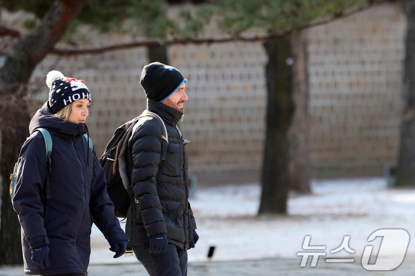 (서울=뉴스1) 황기선 기자 = 강추위가 찾아온 27일 서울 중구 덕수궁에서 외국인 관광객들이 관람을 위해 이동하고 있다. 2024.12.27/뉴스1