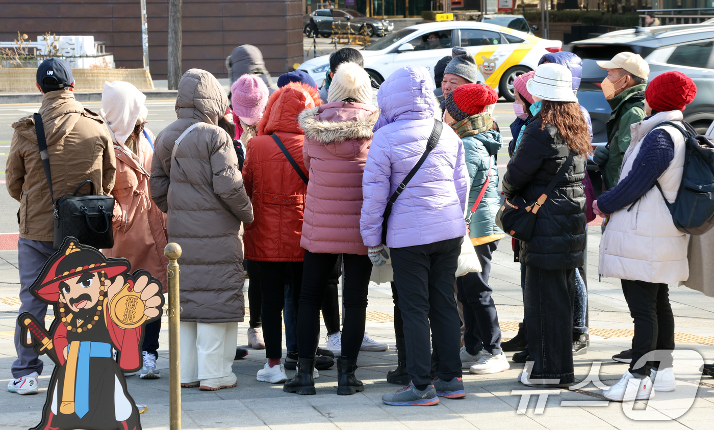 (서울=뉴스1) 황기선 기자 = 강추위가 찾아온 27일 서울 중구 덕수궁에서 외국인 관광객들이 관람 전 대화를 나누고 있다. 2024.12.27/뉴스1