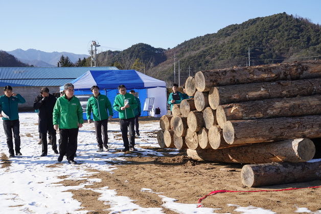 [동정]산림청장, 국립목재집하장 시범운영 대상지 점검