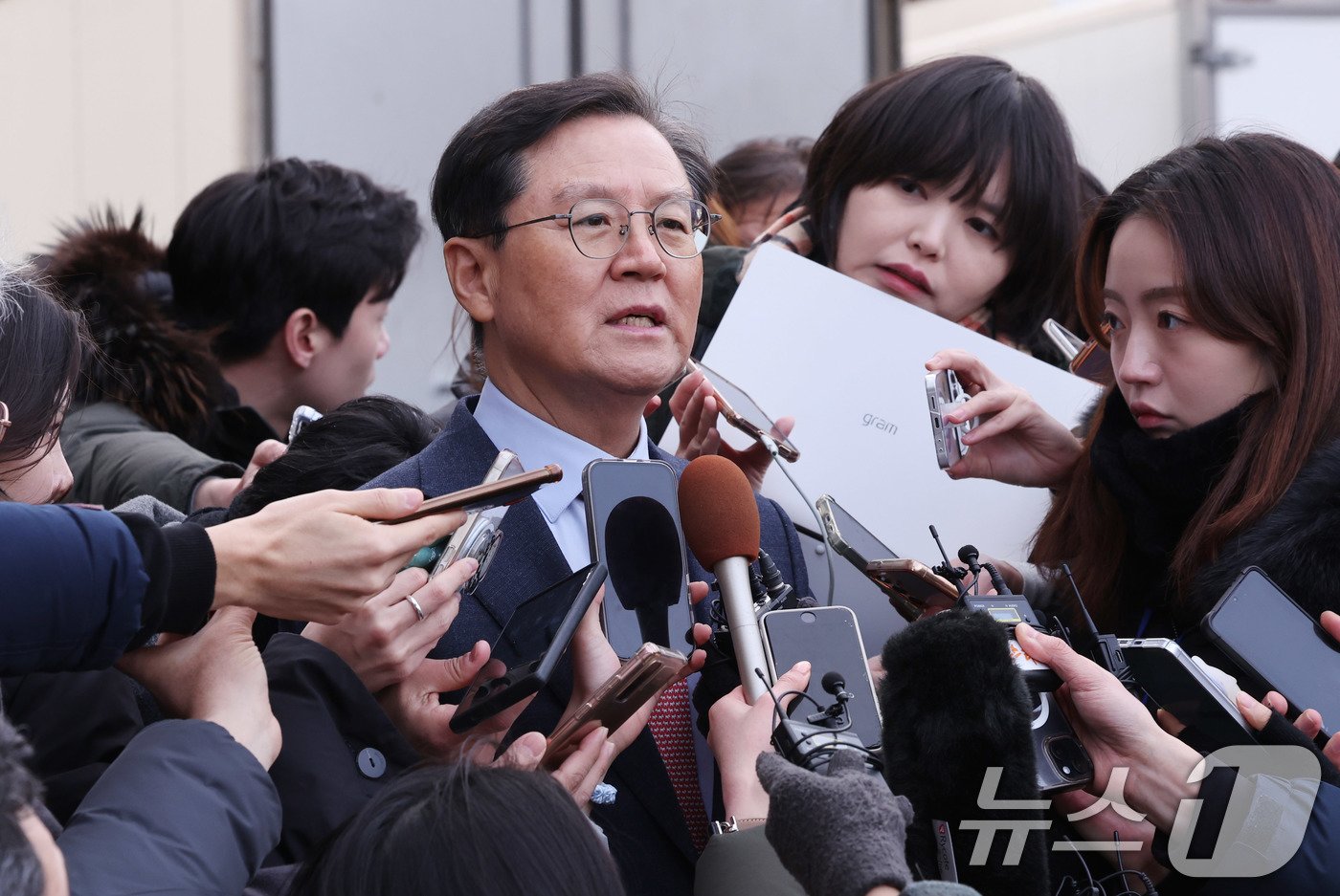 윤석열 대통령 측 대리인인 윤갑근 변호사가 27일 서울 종로구 헌법재판소 소심판정에서 열린 윤석열 대통령 탄핵 심판 첫 변론준비기일에 출석 한 뒤 취재진의 질문에 답하고 있다. 2024.12.27/뉴스1 ⓒ News1 박지혜 기자