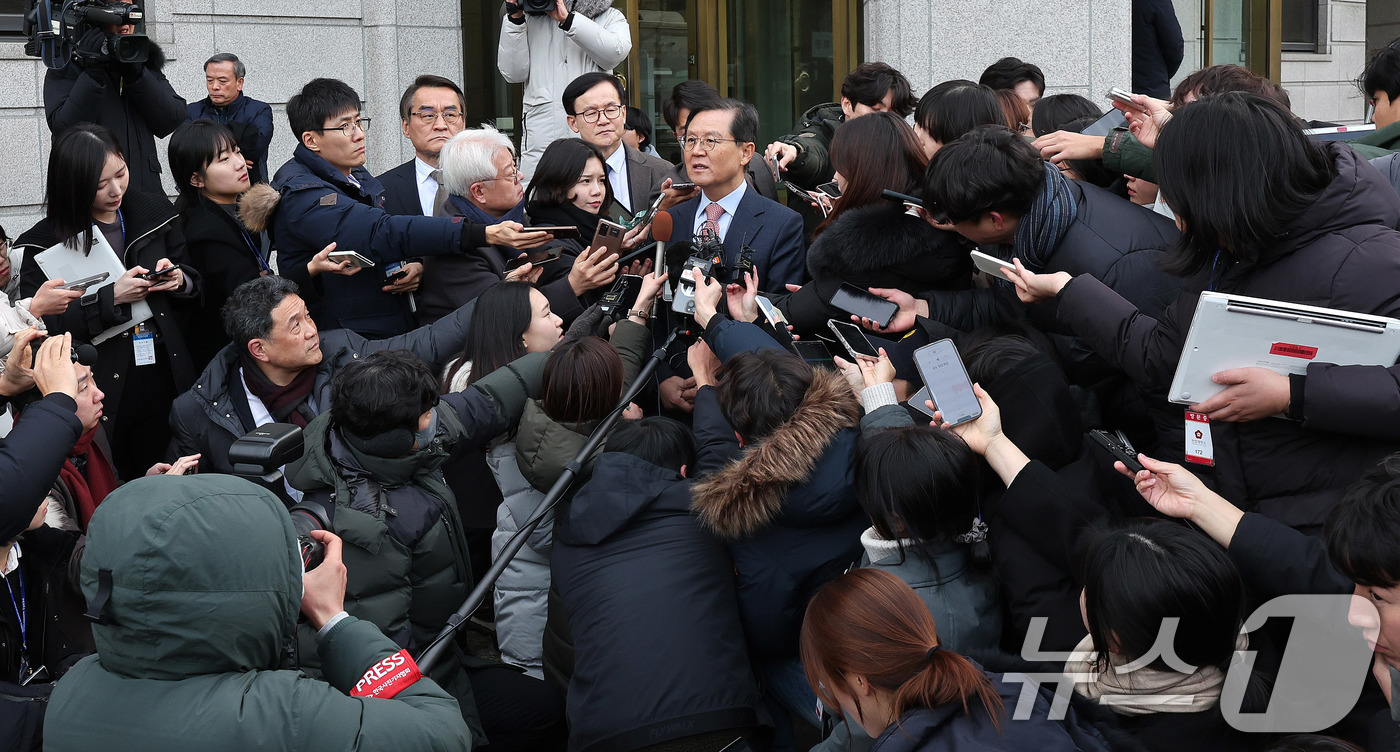 (서울=뉴스1) 박지혜 기자 = 윤석열 대통령 측 대리인인 윤갑근 변호사가 27일 서울 종로구 헌법재판소 소심판정에서 열린 윤석열 대통령 탄핵 심판 첫 변론준비기일에 출석 한 뒤 …