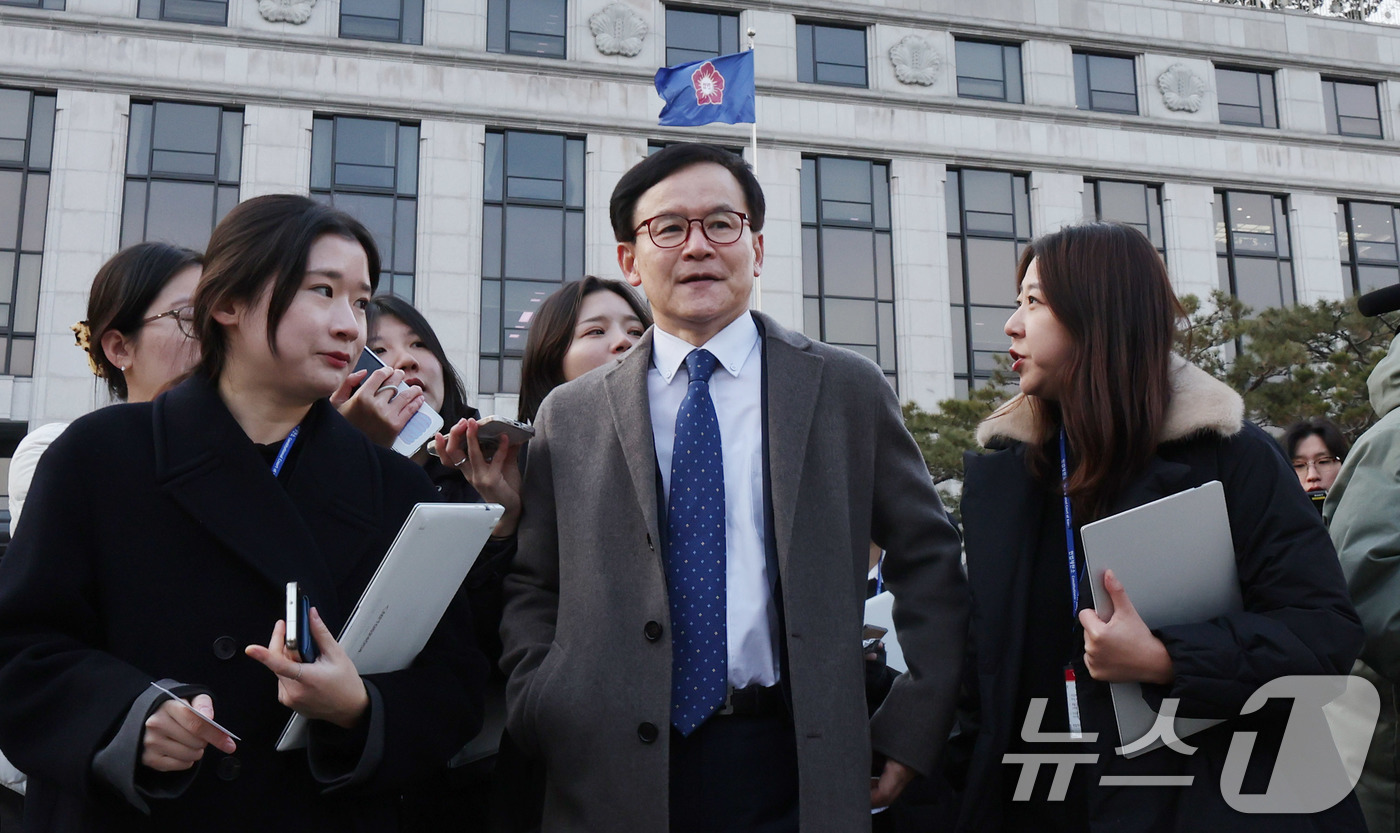 (서울=뉴스1) 박지혜 기자 = 윤석열 대통령 측 대리인인 배진한 변호사가 27일 서울 종로구 헌법재판소에서 열린 윤석열 대통령 탄핵 심판 첫 변론준비기일을 마친 뒤 취재진의 질문 …