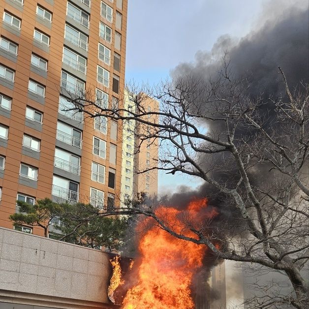 청주 아파트 앞 상가서 화재…2명 대피