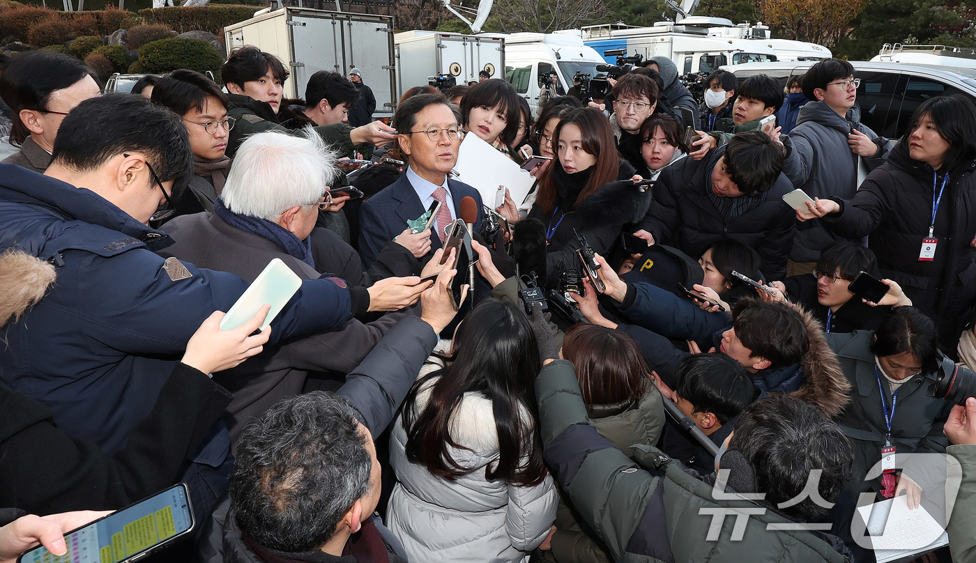 (서울=뉴스1) 박지혜 기자 = 윤석열 대통령 측 대리인인 윤갑근 변호사가 27일 서울 종로구 헌법재판소 소심판정에서 열린 윤석열 대통령 탄핵 심판 첫 변론준비기일을 마친 뒤 취재 …