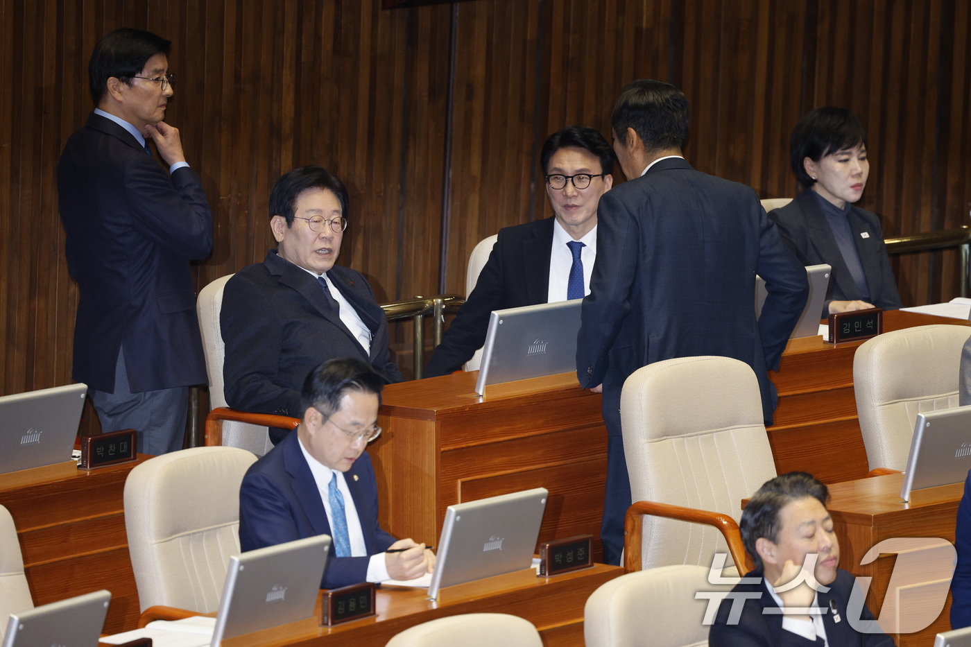 (서울=뉴스1) 안은나 기자 = 이재명 더불어민주당 대표와 김민석 최고위원이 27일 오후 서울 여의도 국회 본회의장에서 열린 제420회 국회(임시회) 제2차 본회의에 참석해 정청래 …