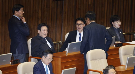 정청래 법사위원장과 대화하는 이재명·김민석