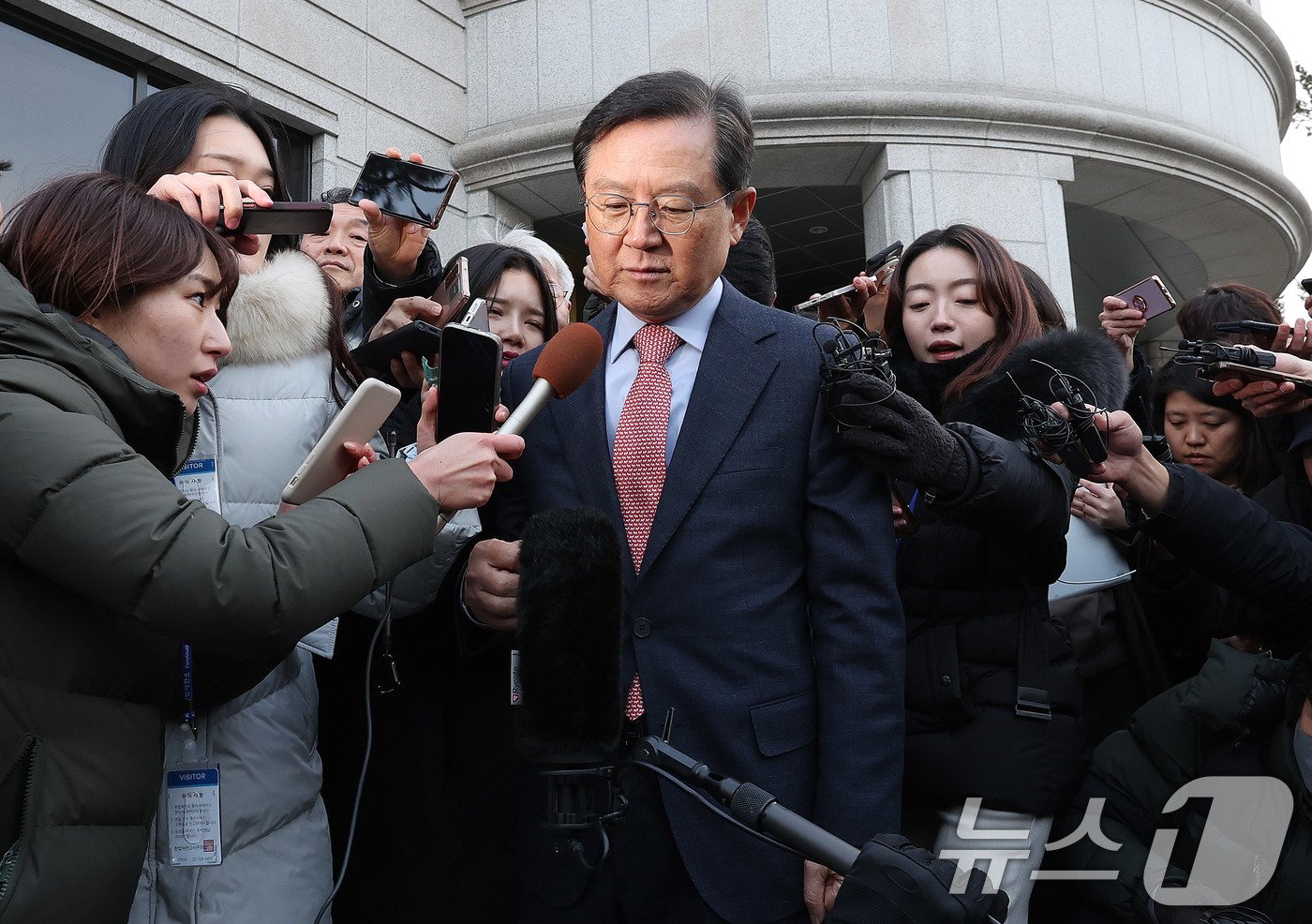 윤석열 대통령 측 대리인인 윤갑근 변호사가 27일 서울 종로구 헌법재판소 소심판정에서 열린 윤석열 대통령 탄핵 심판 첫 변론준비기일을 마친 뒤 취재진 질문을 받고 있다. 2024.12.27/뉴스1 ⓒ News1 박지혜 기자