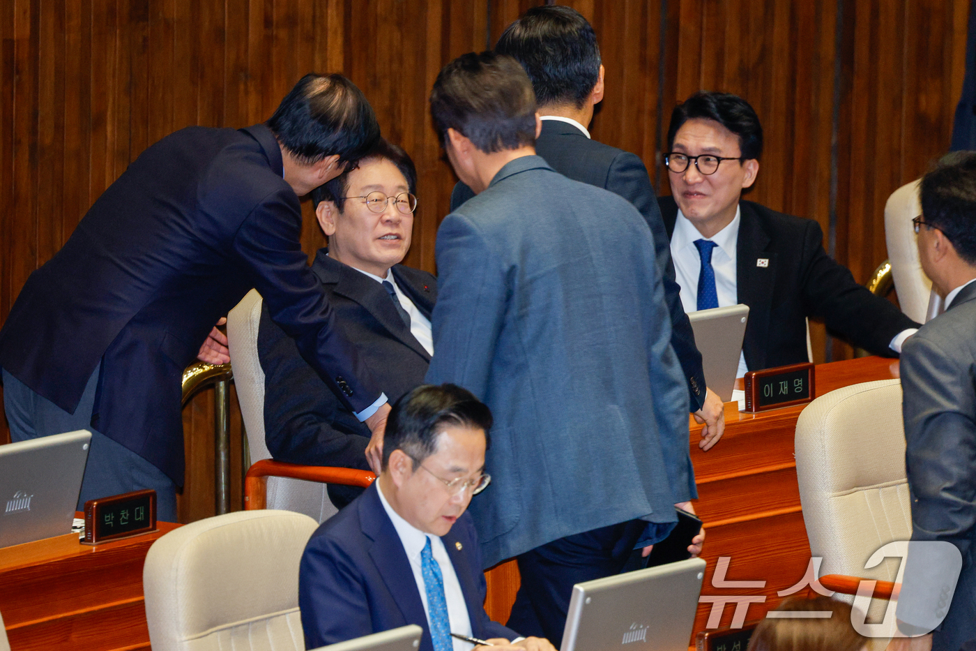 (서울=뉴스1) 안은나 기자 = 이재명 더불어민주당 대표와 김민석 최고위원이 27일 오후 서울 여의도 국회 본회의장에서 열린 제420회 국회(임시회) 제2차 본회의에 참석해 정청래 …