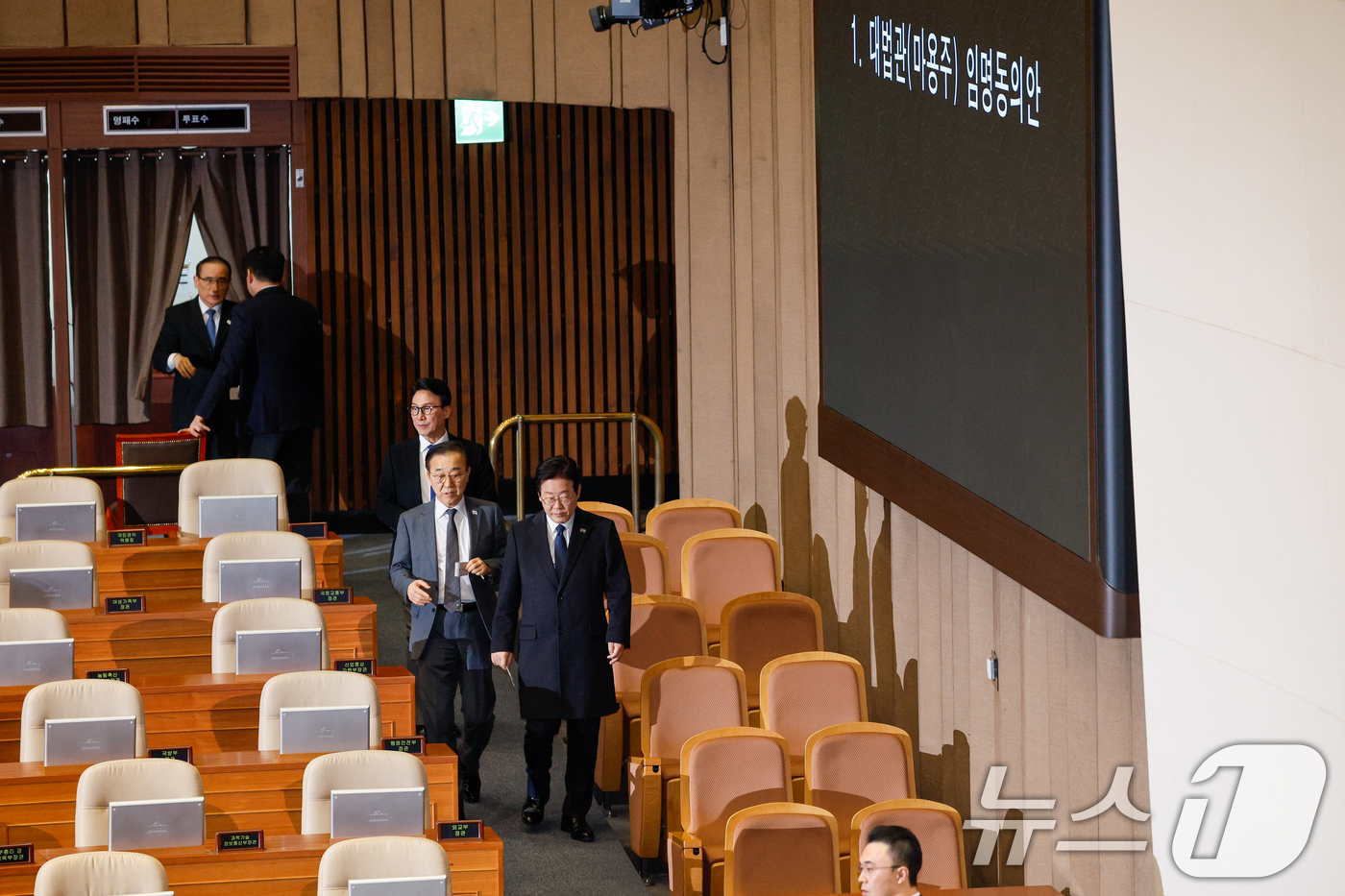 (서울=뉴스1) 안은나 기자 = 이재명 더불어민주당 대표와 김민석 최고위원, 김윤덕 의원이 27일 오후 서울 여의도 국회 본회의장에서 열린 제420회 국회(임시회) 제2차 본회의에 …