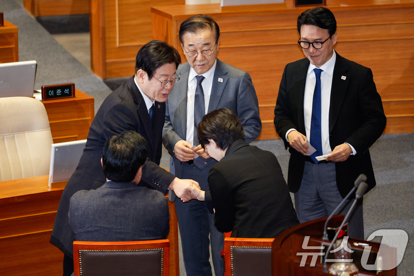 (서울=뉴스1) 안은나 기자 = 이재명 더불어민주당 대표가 27일 오후 서울 여의도 국회에서 열린 제420회국회(임시회) 제2차 본회의에서 대법관(마용주) 임명동의안 무기명 투표를 …