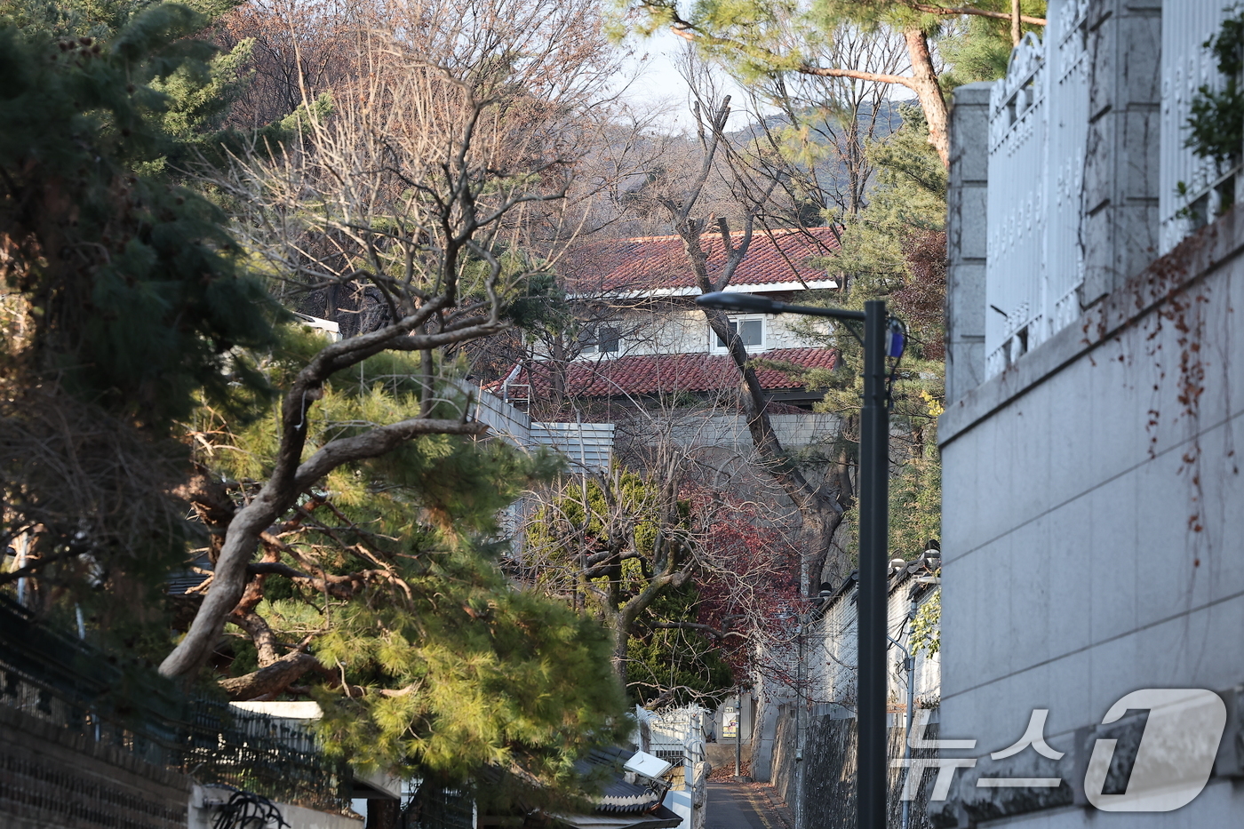 (서울=뉴스1) 김진환 기자 = 12·3 비상계엄 사태를 수사하는 경찰 국가수사본부 특별수사단이 27일 서울 삼청동 소재 대통령 안전가옥(안가)을 압수수색에 나섰다.경찰은 이날 " …