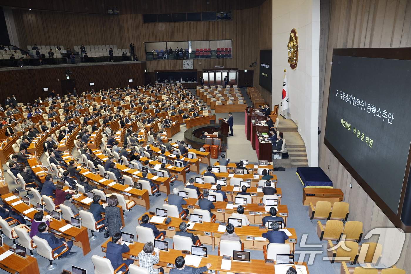 (서울=뉴스1) 안은나 기자 = 박성준 더불어민주당 의원이 27일 오후 서울 여의도 국회 본회의장에서 열린 제420회 국회(임시회) 제2차 본회의에서 한덕수 국무총리 겸 대통령 권 …